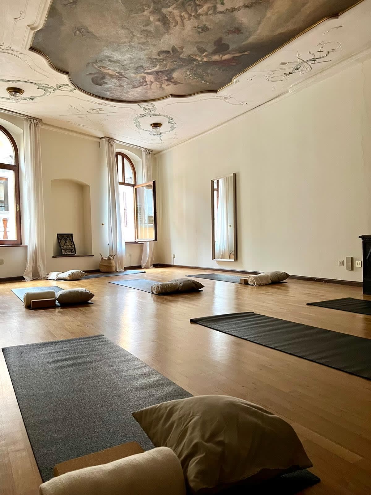 Small class di yoga