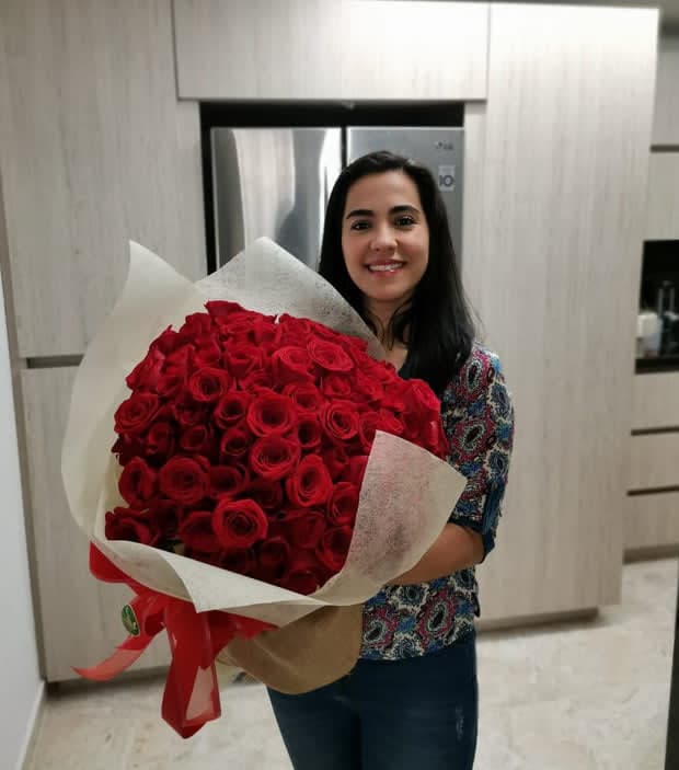 Corazón de rosas gigante con chocolates