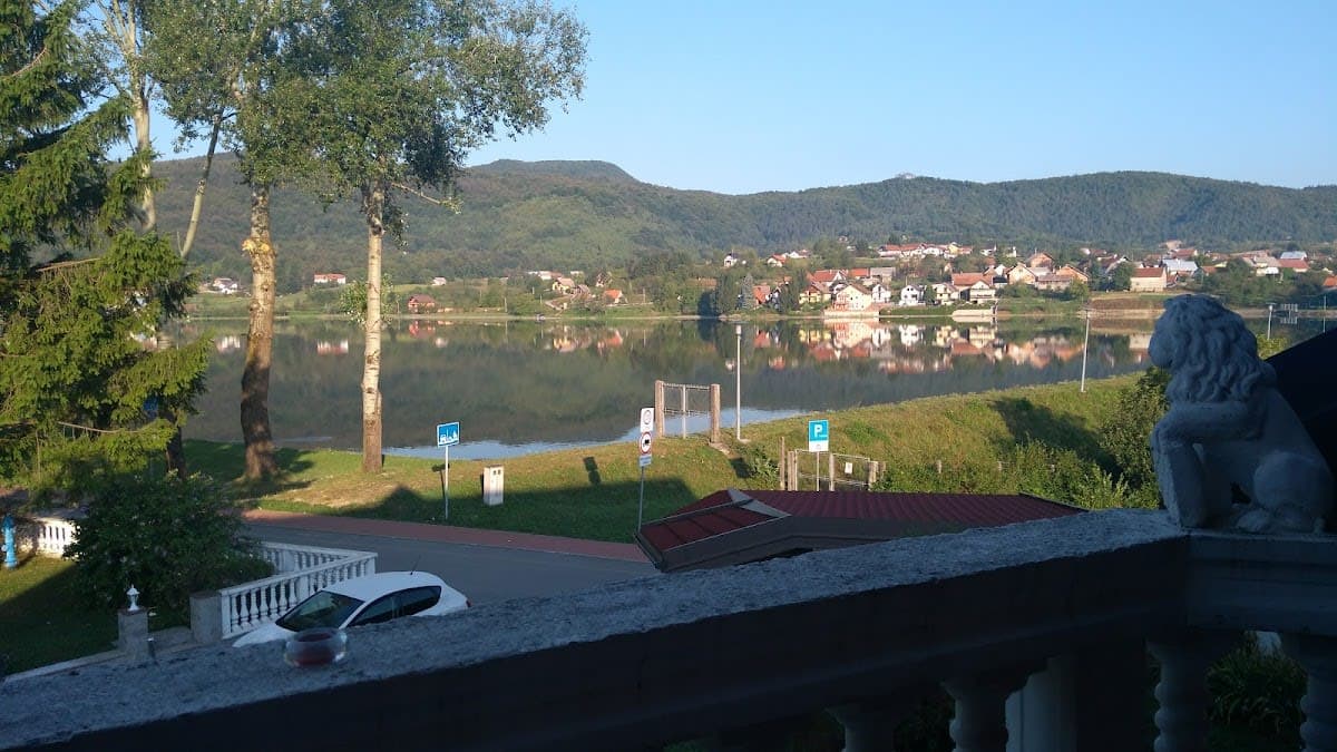 Dvokrevetna ili soba s dva odvojena kreveta s pogledom na jezero