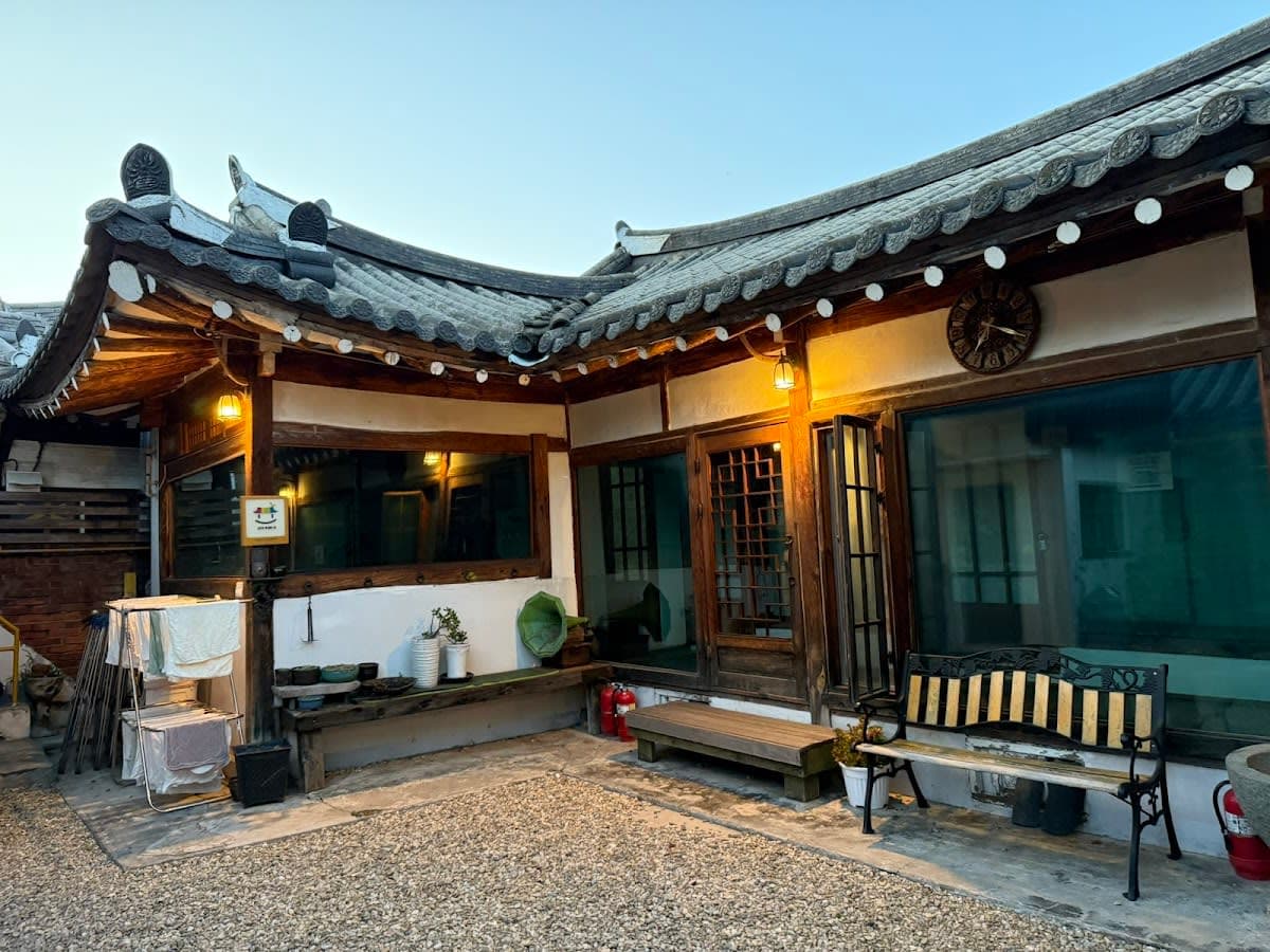 한옥 스타일 2인실 (Korean-Style Two Bed Room)