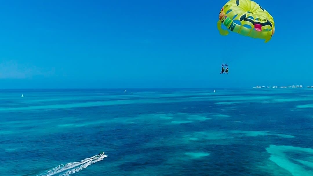 Nado con tortugas Cancun y Parasailing junto al mar con transporte