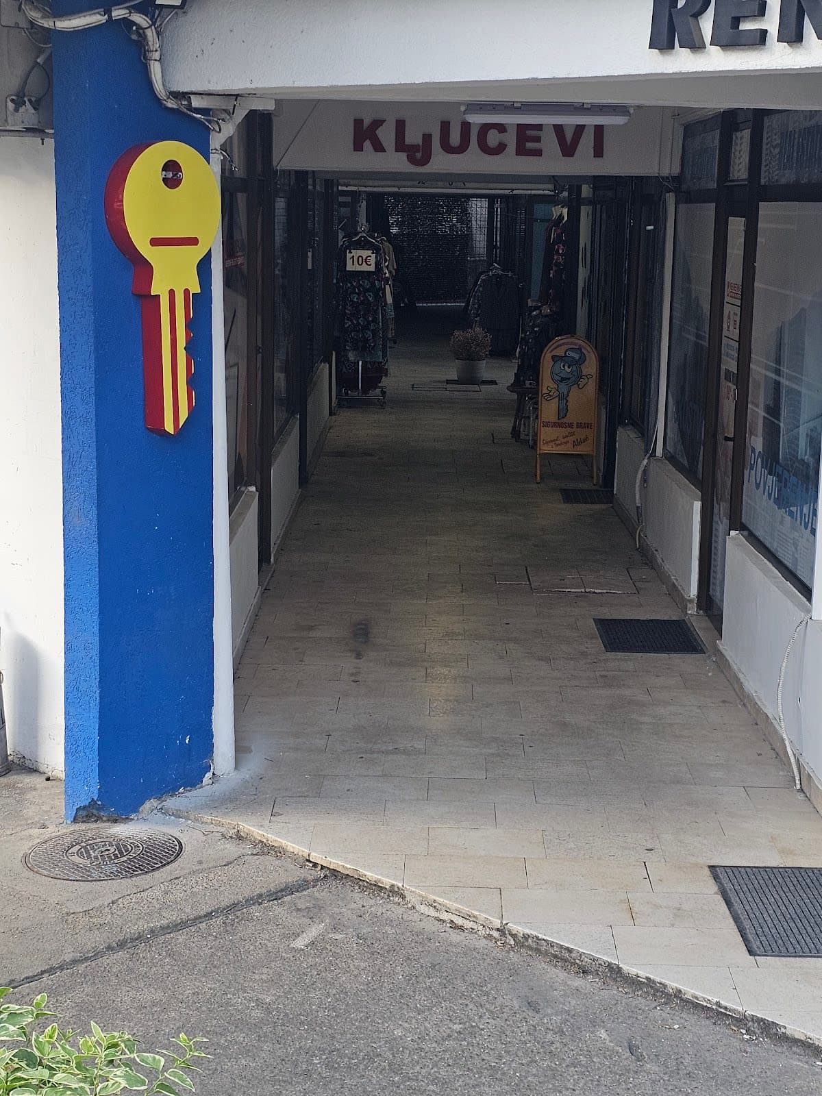 Emergency Opening (Apartments and Cars)