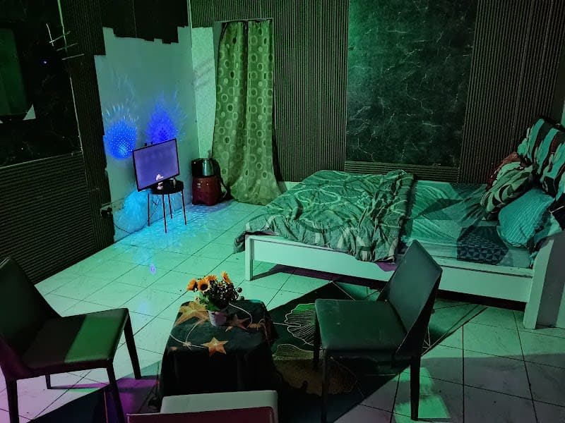 S.P.Q Guest House & Daily Rooms