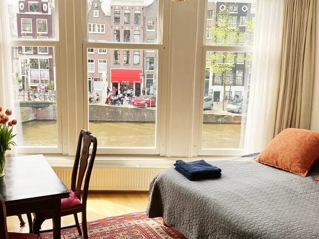 Amsterdam Bed and Breakfast Canal View