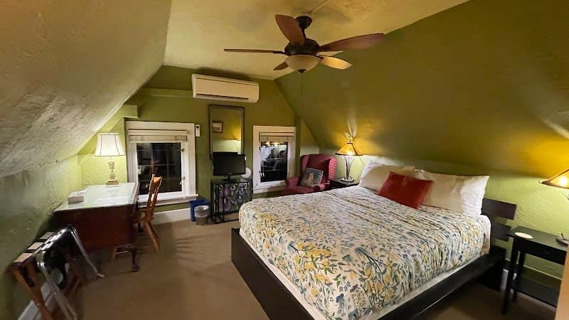 Cecil Bacon Manor Bed and Breakfast