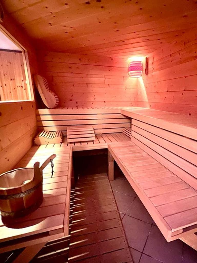 Dormi nella SPA con letto ad acqua, sauna, idromassaggio, doccia emozionale e kneipp